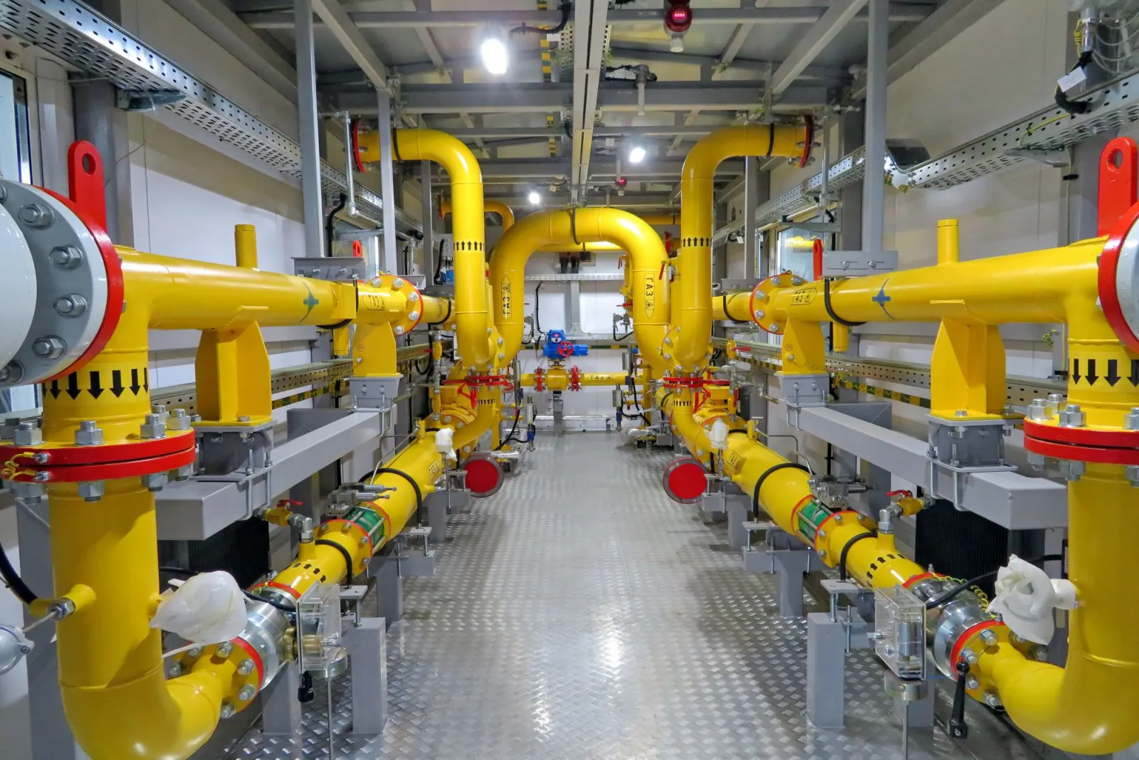 Газораспределительный узел — жёлтые трубопроводы и запорная арматура